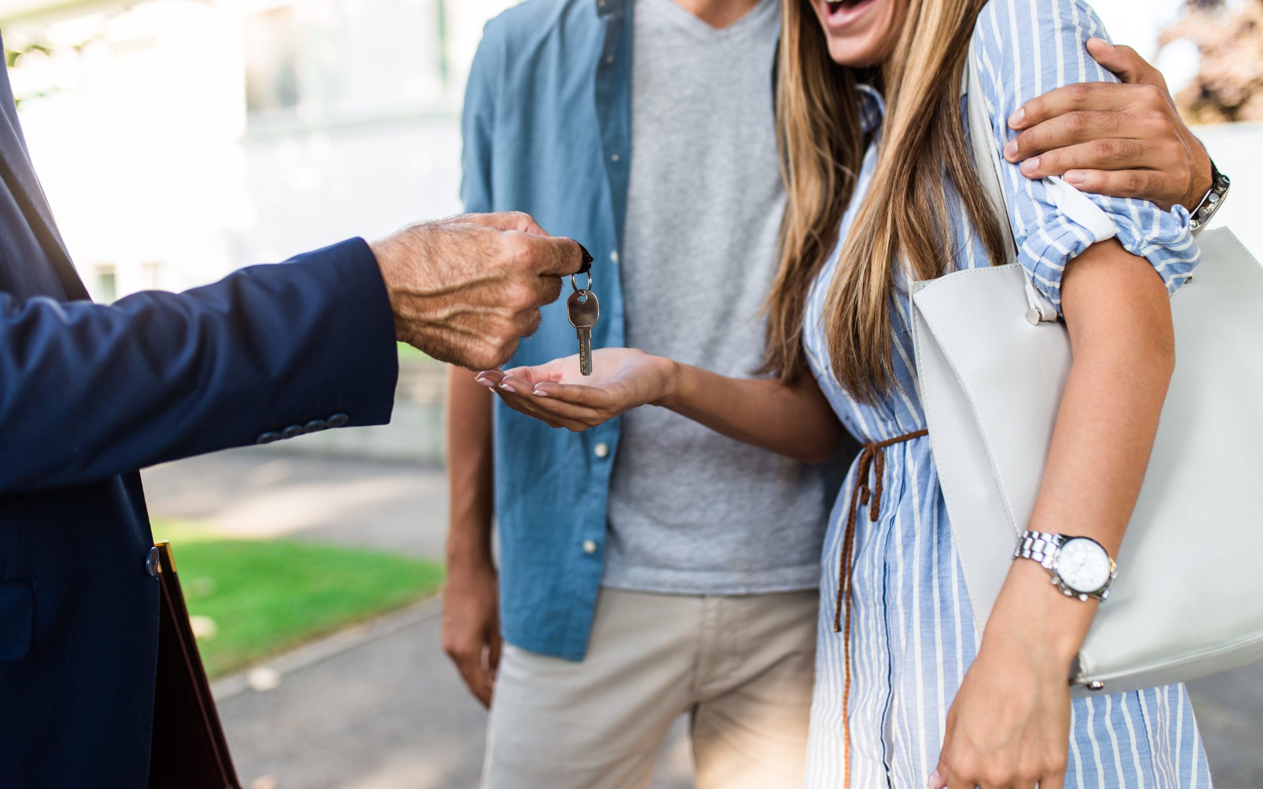 Relator handing over the keys 