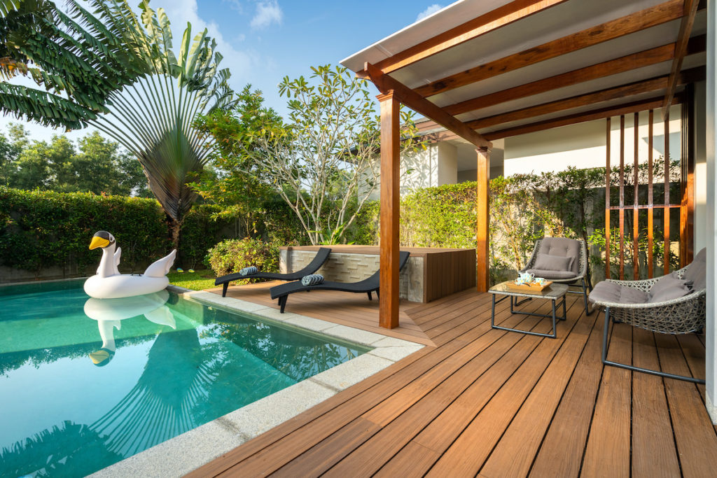 Piscina com deck e cadeiras