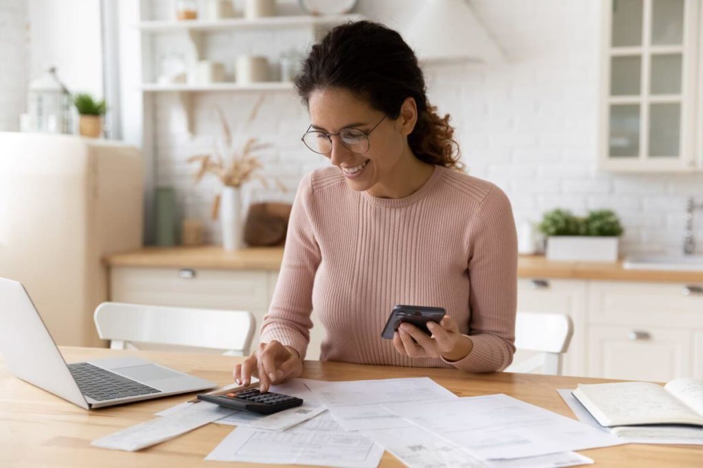 girl calculating mortgage rate