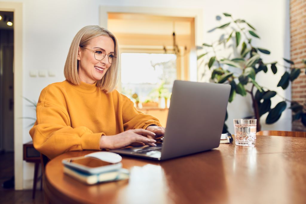 Smiling lady with laptop