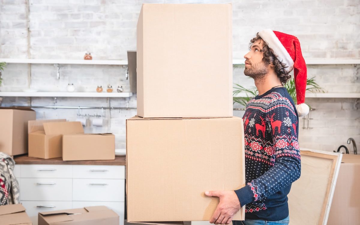 man moving homes during the holiday home buying season